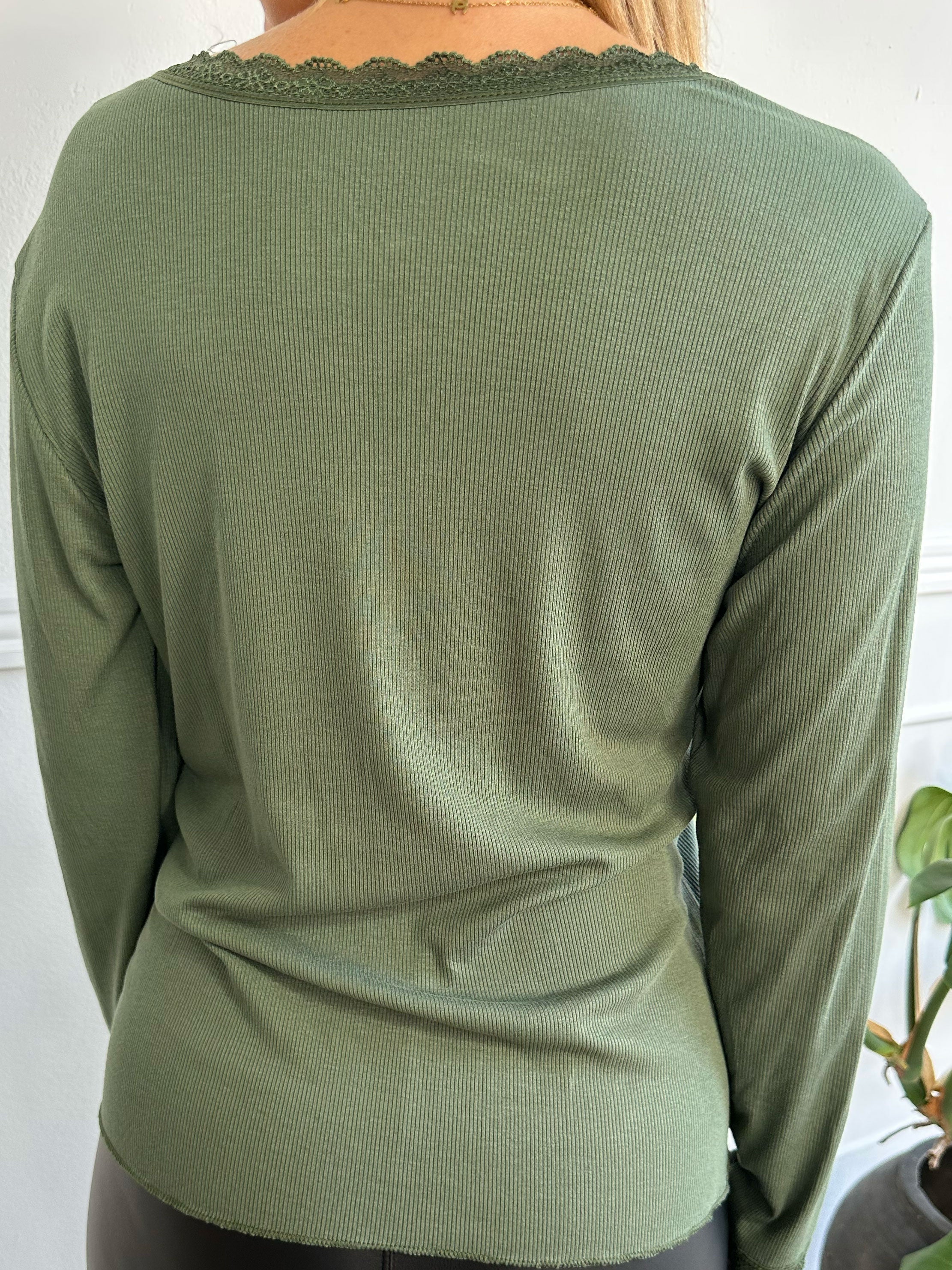 Ibina Long Sleeve - Söt blus med veck och spetskant